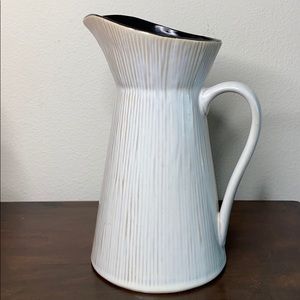 Gibson white Pitcher